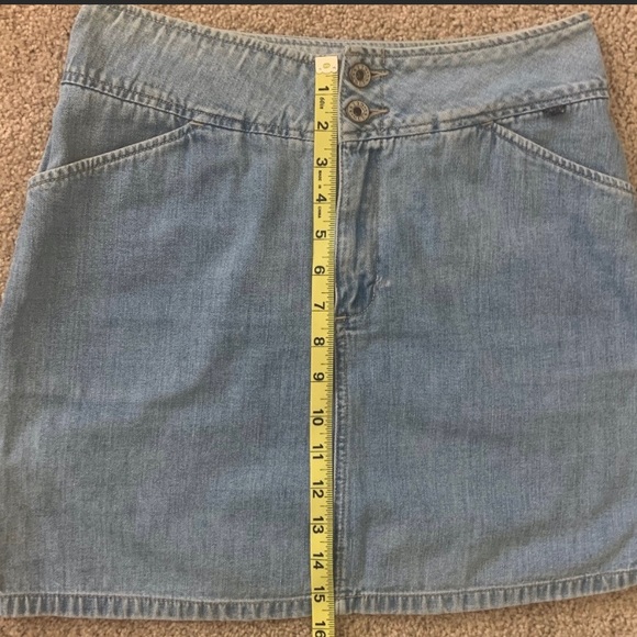 Vintage Guess light wash denim mini skirt size 28 - Picture 3 of 5
